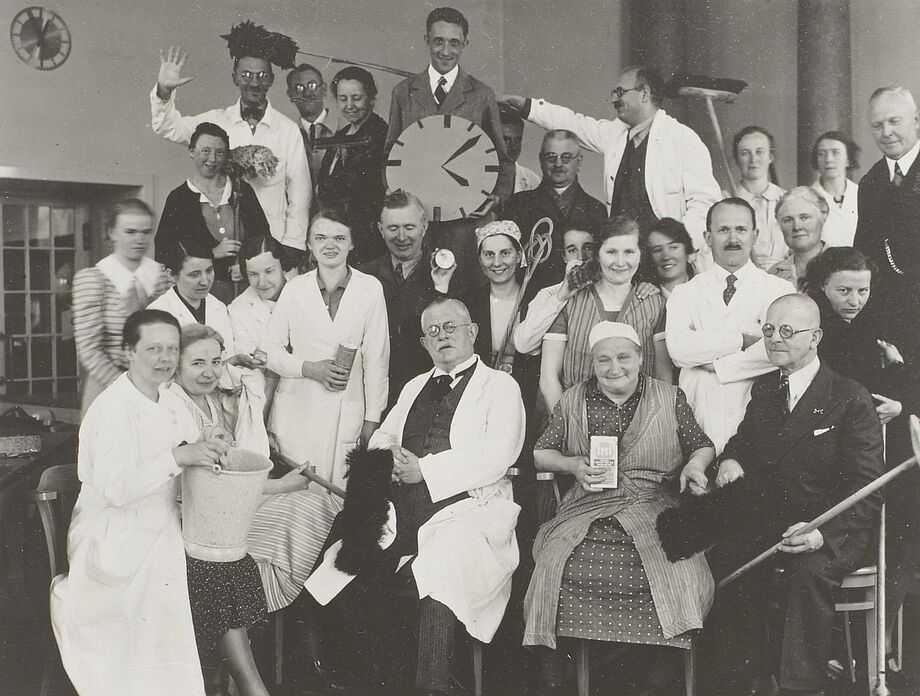 Gottfried Benndorf (2. Reihe, 2. von rechts) mit seinen Kolleginnen und Kollegen während der jährlichen Generalreinigung zu Pfingsten 1939 im Japanischen Palais (c) SLUB/ Deutsche Fotothek