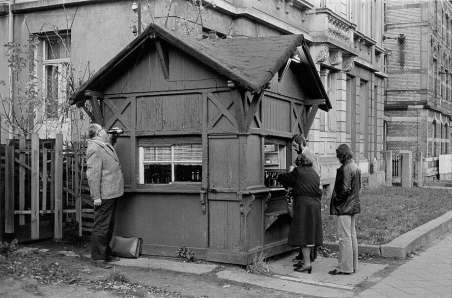 Christian Borchert: Kiosk, Dresden-Löbtau, Oktober 1980, aus der Serie "Zeitreise", Dresden, Eigentümer: SLUB / Deutsche Fotothek