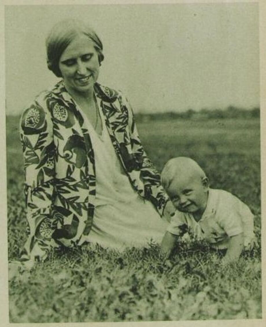 Schwarzweißfoto von Dora Lagerson mit Kind