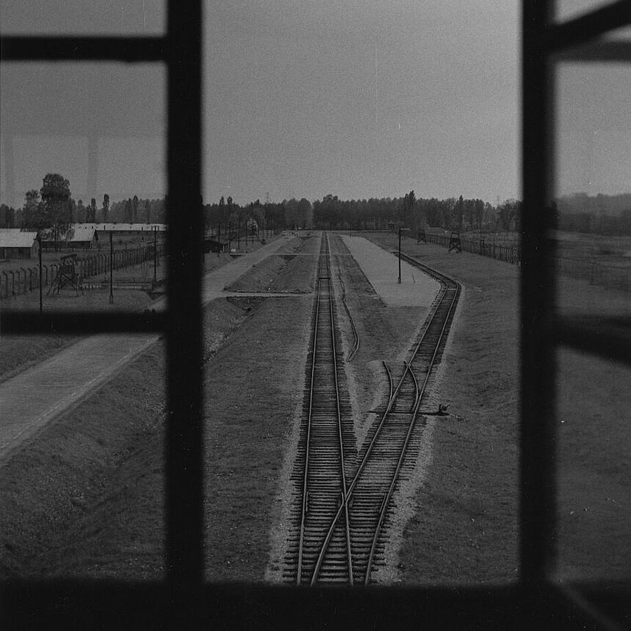 Blick aus einem Fenster auf das ehemalige Konzentrationslager Auschwitz-Birkenau - Link zum Bild in der Deutschen Fotothek