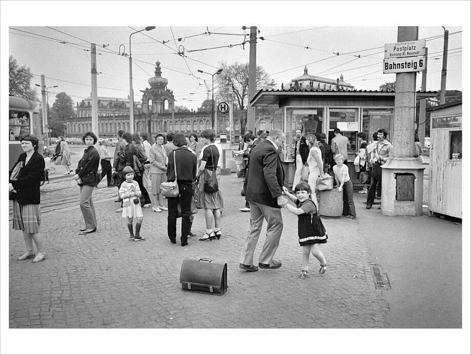 Rudi Meisel: Haltestelle Postplatz, Kronentor des Zwingers, Dresden, DDR, 1984, © Deutsche Fotothek/Rudi Meisel