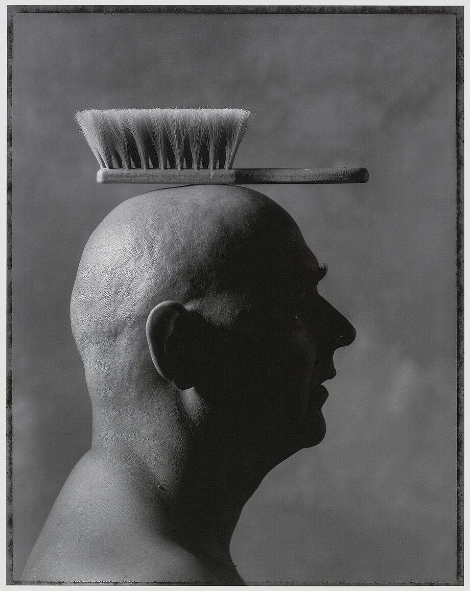 Fotografie eines Mannes mit einer Bürste auf dem Kopf