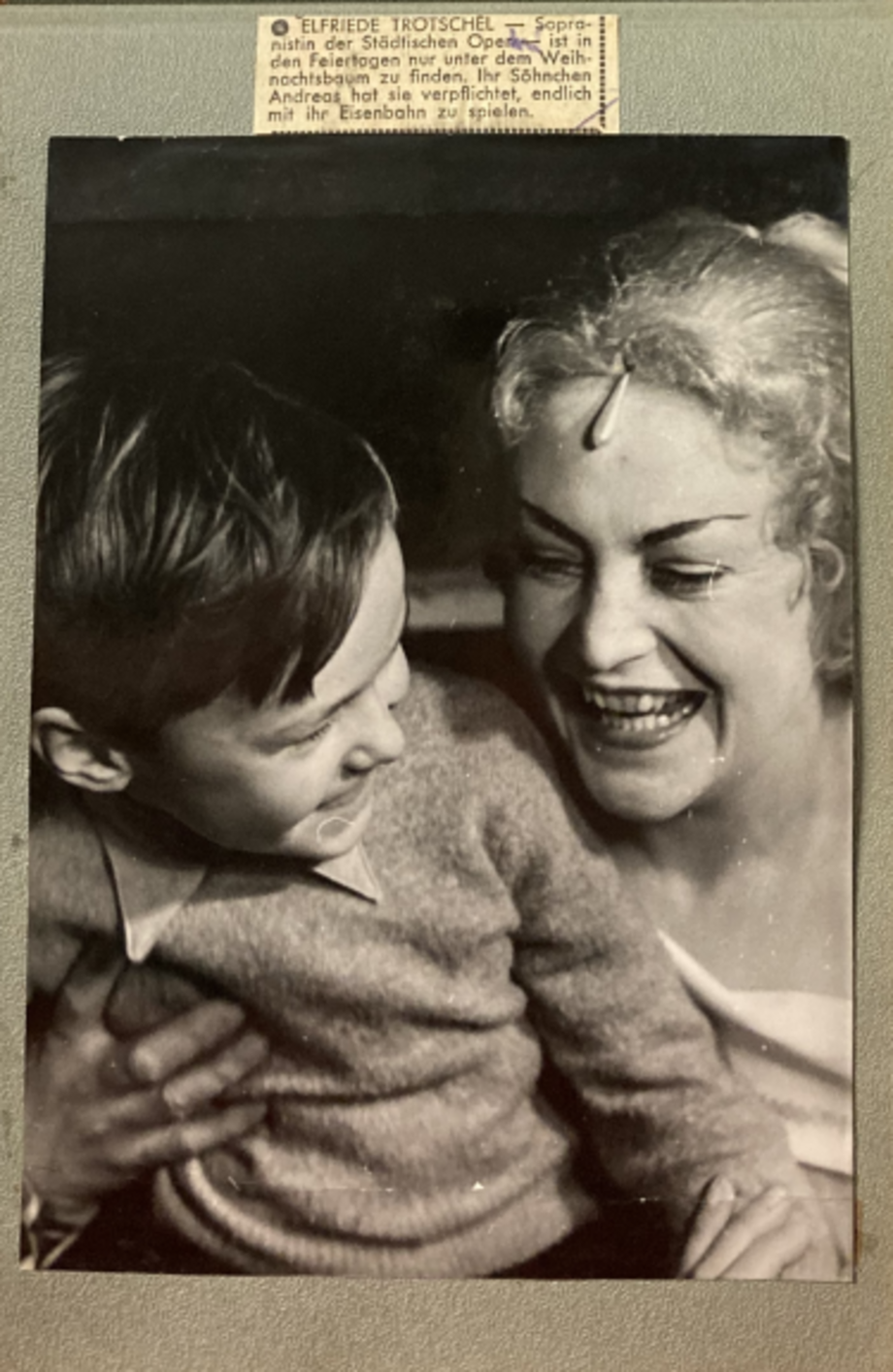 Elfride Trötschel als Pamina mit ihrem Sohn Andreas, aus SLUB/DF 2019.A.77