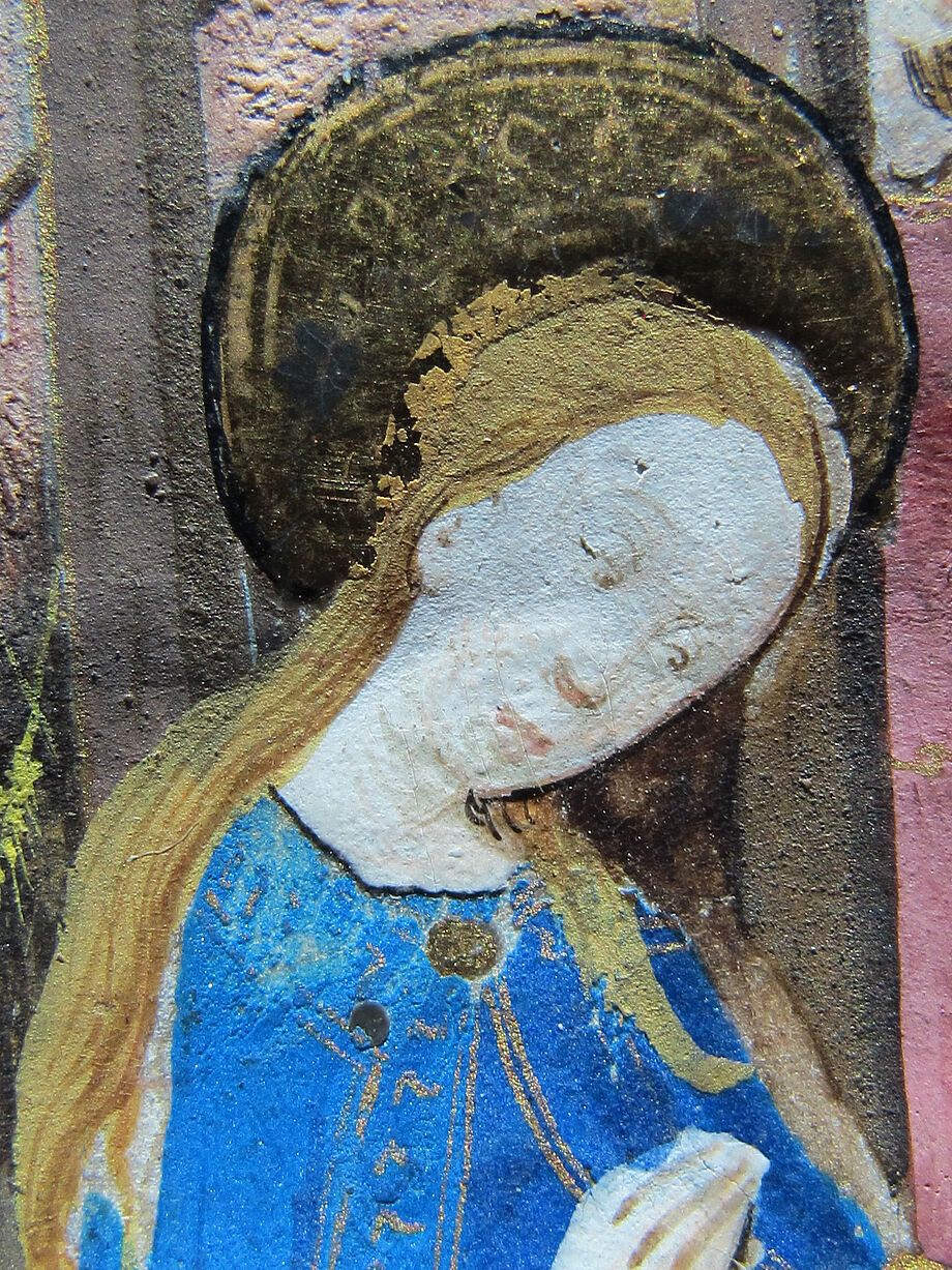 Detailaufnahmen der Jungfrau Maria im Streiflicht (links) und von Ochse und Esel im Auflicht (rechts) mit 20facher Vergrößerung. © SLUB Dresden, Foto: Rebekka Kohlert/Juliana Polte