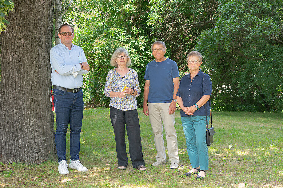 Thomas Stern, Ilka Wilkening, Jürgen Grundke und Barbara Fahrig stehen im Grünen unter einem Baum