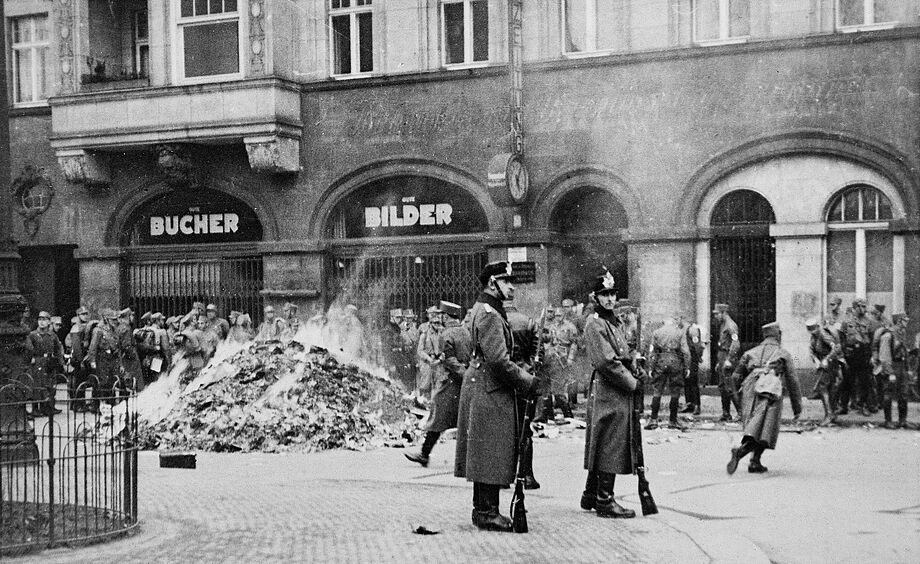Historisches Foto der Bücherverbrennung auf dem Wettiner Platz