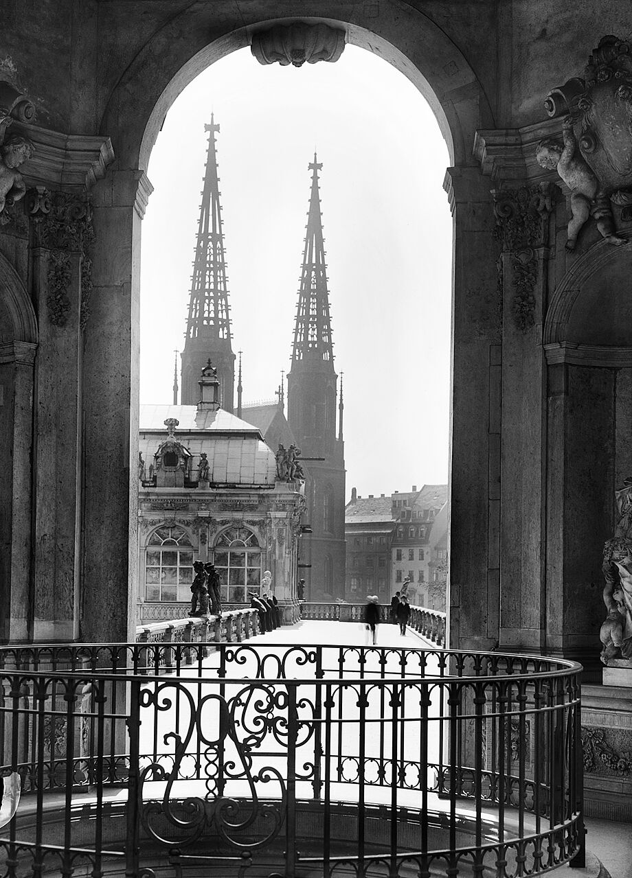 Paul Wolff: Dresden. Blick vom Kronentor des Zwingers zur Sophienkirche, vor 1932, Originalglasnegativ, Eigentümer: Deutsche Fotothek / SLUB Dresden