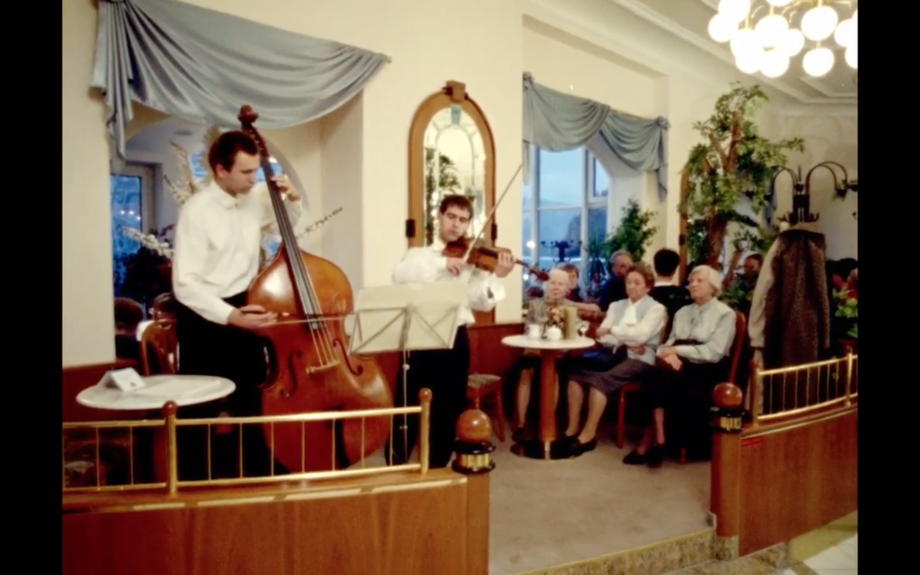 Musiker im „Café Toscana“: Stefan Dietze (Kontrabass), Christoph Schinke (Viola)