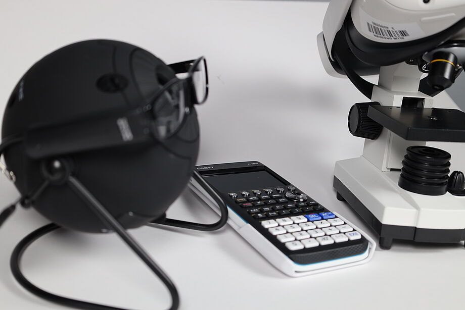 Heimplanetarium, 3D-Brille, Taschenrechner und Mikroskop