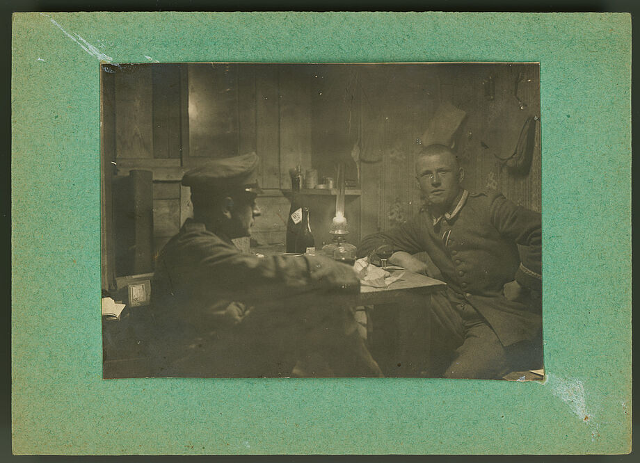 Otto Dix als Soldat beim Trinken mit einem Kameraden. (1916). 7,6 x 10,6 cm. Montiert auf Cartonblatt 10,6 x 14,9 cm, dieses verso bezeichnet "Dix 1916". Eigentümer: SLUB Dresden