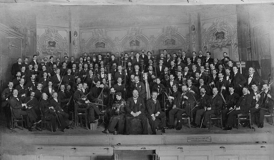 Sächsische Staatskapelle unter Leitung von Generalmusikdirektor Ernst Edler von Schuch. Fotografie von Guido Schubert, Dresden 1902