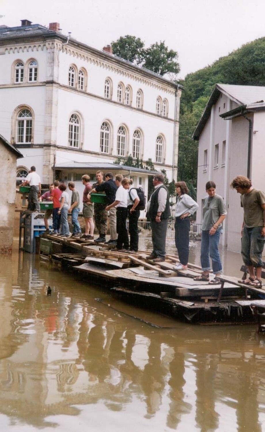 Zahlreiche Tharandter Bürger unterstützten die Bergungsaktion in der Zweigbibliothek Forstwesen im August 2002 