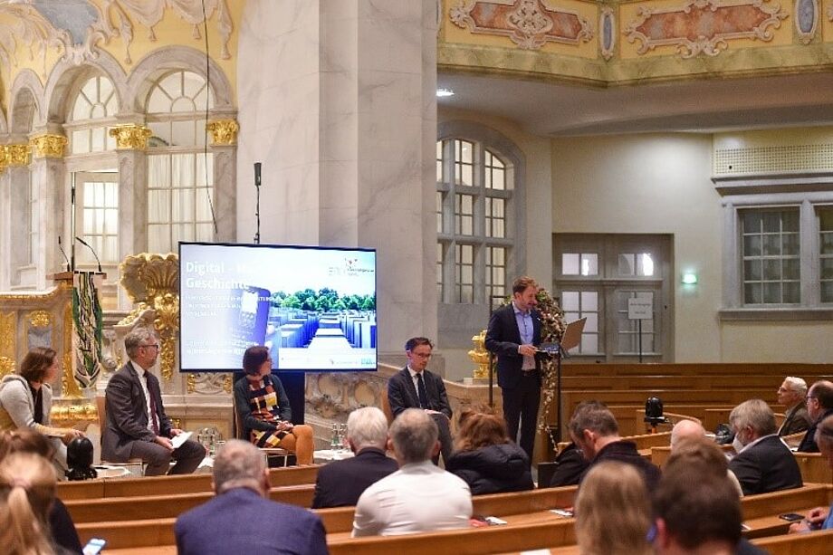 Diskussion über europäische Erinnerungskulturen in der Frauenkirche. Foto: Holm Helis