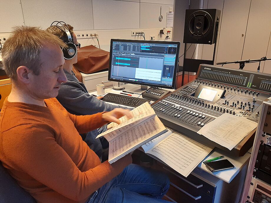 Cellist Daniel Thiele (Philharmonie) und Tontechniker Nathanel Wendt bearbeiten gemeinsam die digitalisierten Schellackaufnahmen