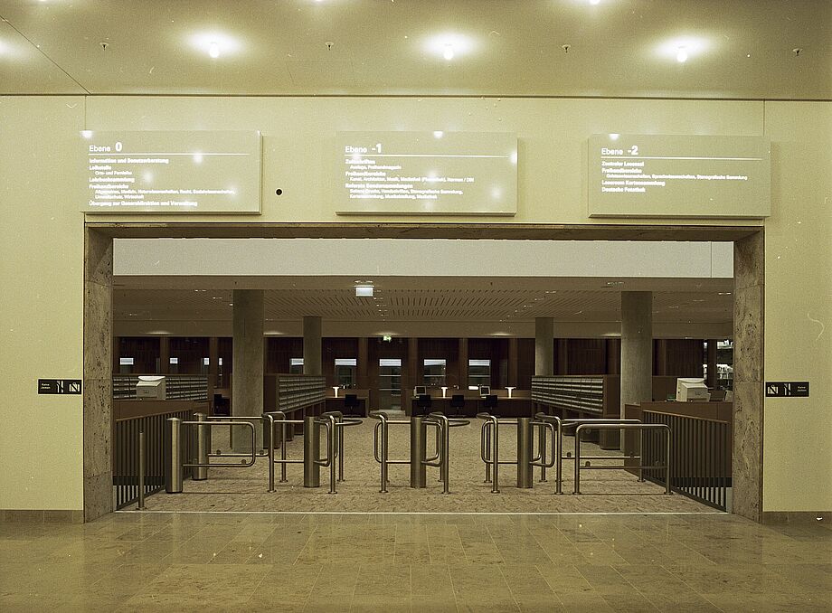 Eingangsbereich der SLUB 2002