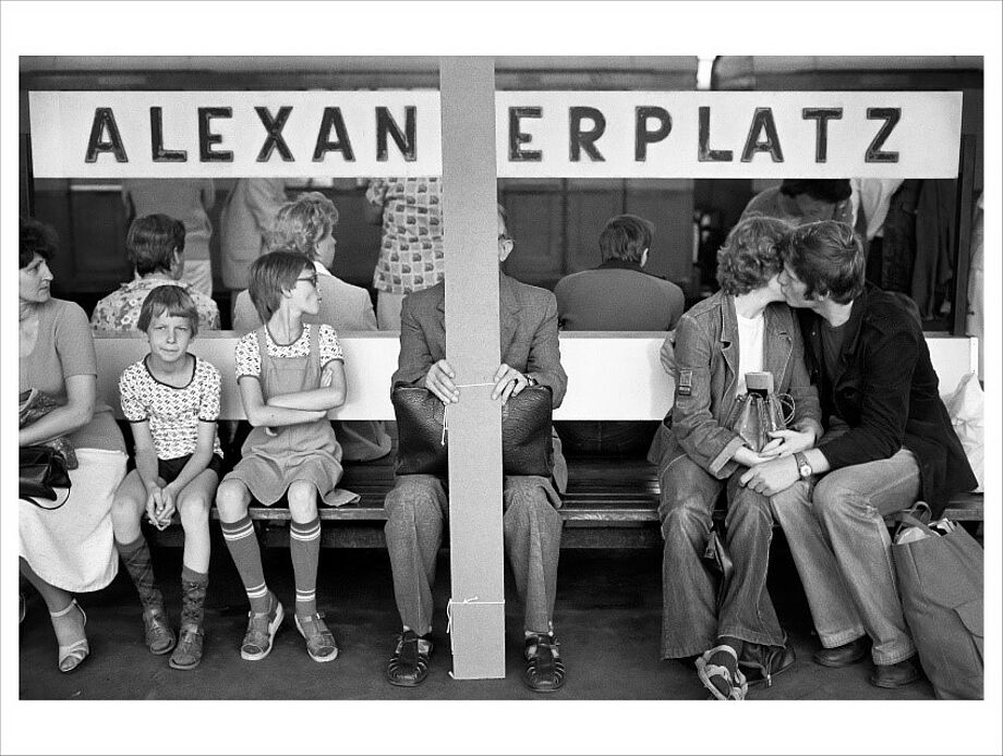 Rudi Meisel: S-Bahnsteig Alexanderplatz, Berlin-Mitte, DDR, 1980, © Deutsche Fotothek/Rudi Meisel