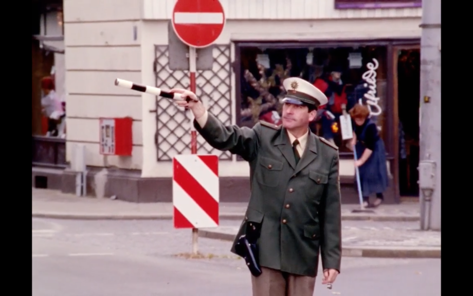 Der „König vom Schillerplatz“, Verkehrspolizist Günther Jakob. Jakob regelte hier den Verkehr von 1971 bis 1994, als eine Ampel installiert wurde.