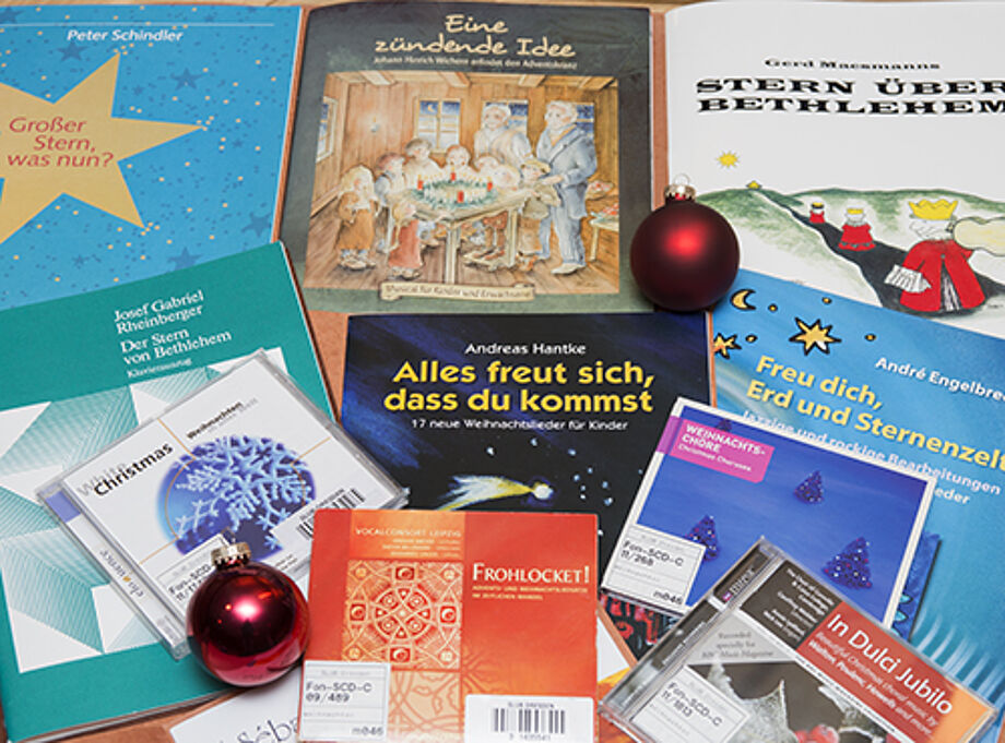 Verschiedene CDs und Bücher zum Thema Weihnachten.