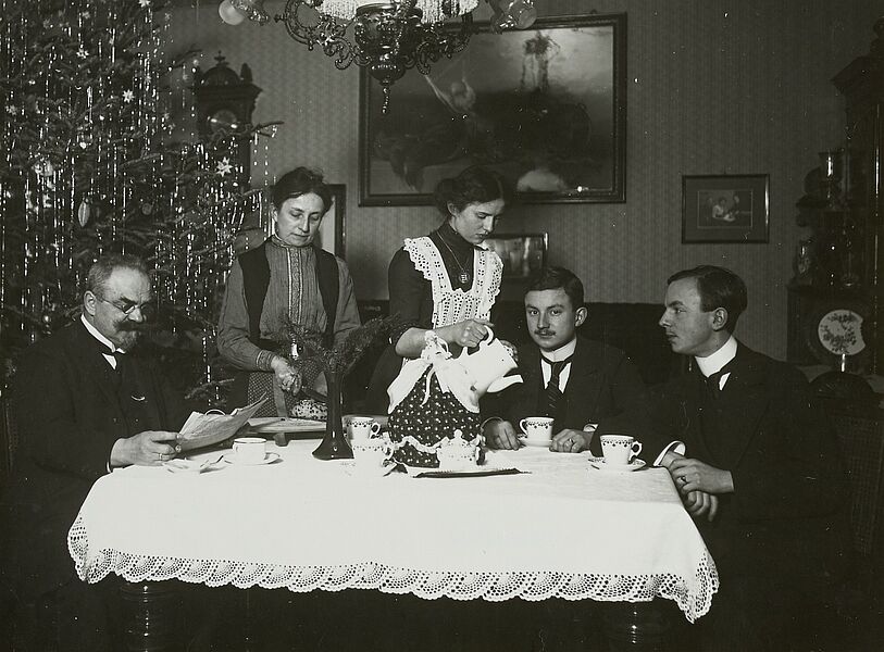 Der Maler Wilhelm Kroll mit seiner Frau Anna und den Kindern Margarethe, Johannes und Rudolf zu Weihnachten, Foto: Wilhelm Kroll um 1912, (c) Deutsche Fotothek