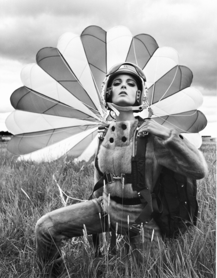 Mirella Petteni posiert auf einem Feld. Hinter ihr sieht man einen geöffneten Fallschirm.