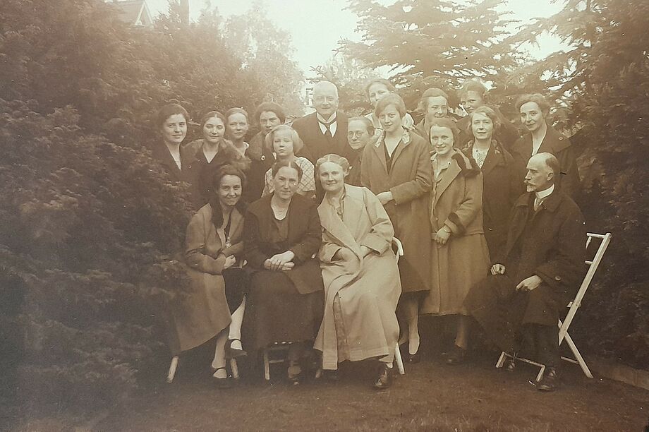 Helene Richter (2. Reihe, 1. von links) zusammen mit Kolleginnen zu Gast beim Bibliotheksdirektor Martin Bollert in Radebeul, 1925 Original: SLUB