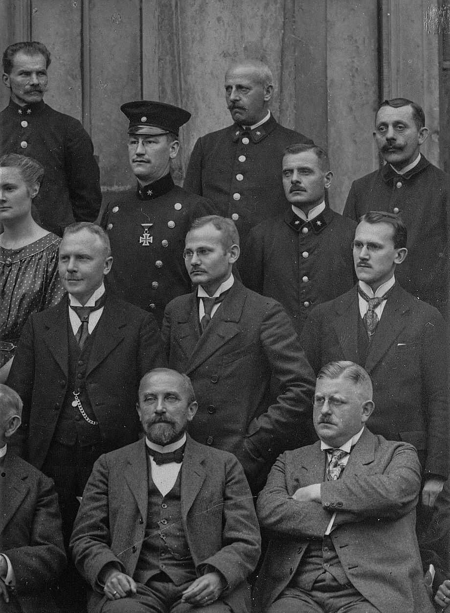 Gottfried Benndorf (2. Reihe, 1. von rechts) Ausschnitt aus einer Belegschaftsaufnahme der Sächsischen Landesbibliothek, 1921 (c) SLUB/ Deutsche Fotothek