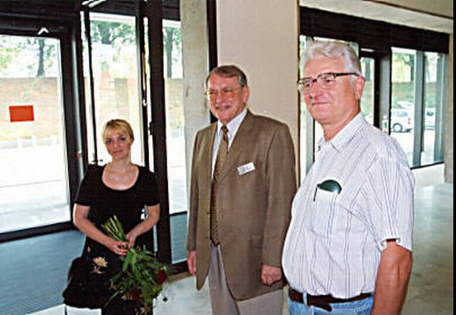 Prof. Jürgen Hering (Mitte) begrüßte am 1. August 2002 die ersten Benutzer im Neubau der SLUB. 
