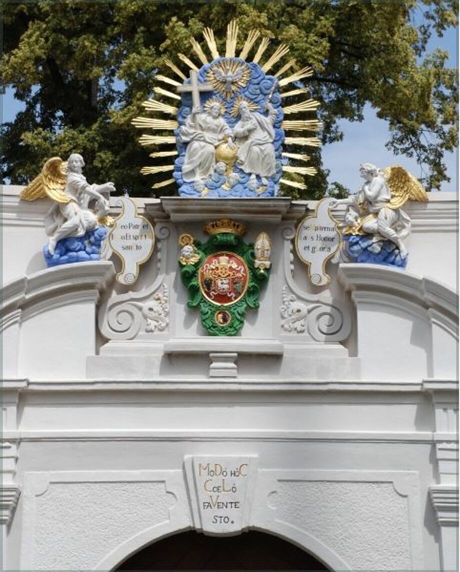 Wappen am Portal des Domstifts Bautzen. Foto: Bistum Dresden-Meißen.