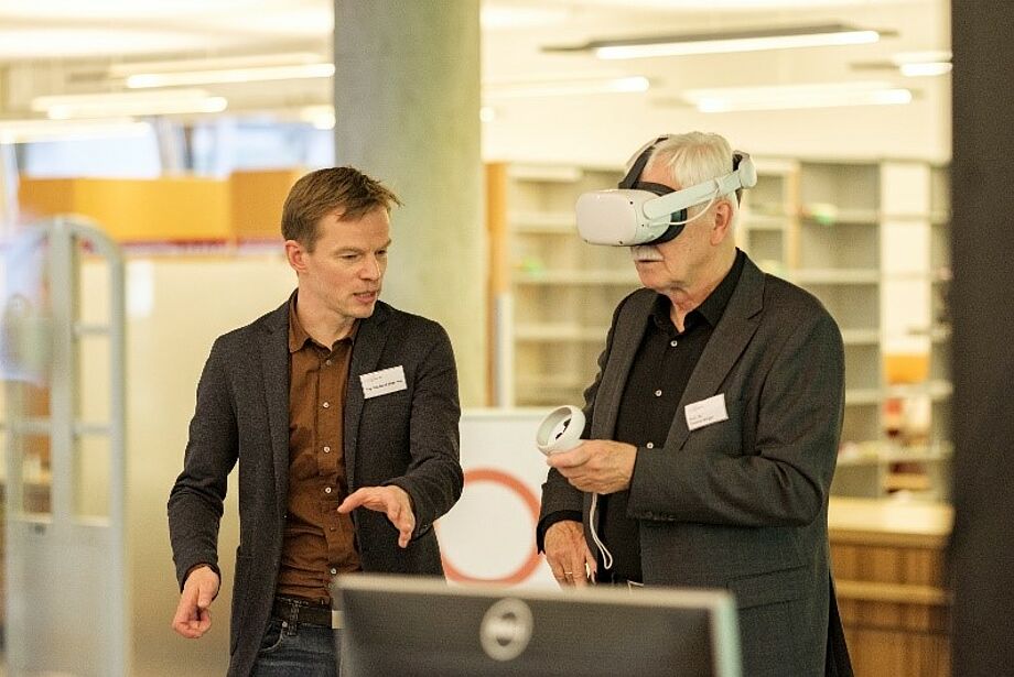 Kay-Michael Würzner und Prof. Thomas Bürger mit 3D-Brille am Stand DigitalHerrnhut. Foto: Anne Lippert