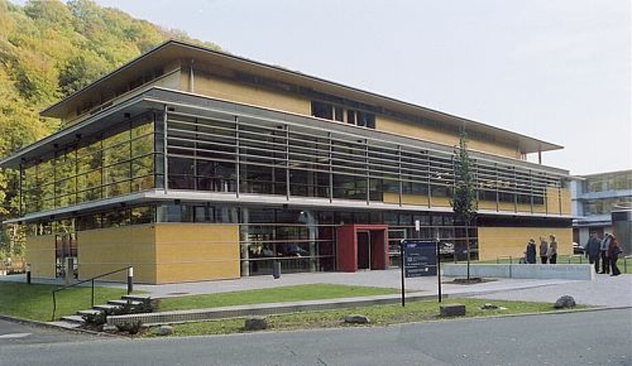 In diesem Neubau ist die Zweigbibliothek Forstwesen heute untergebracht.