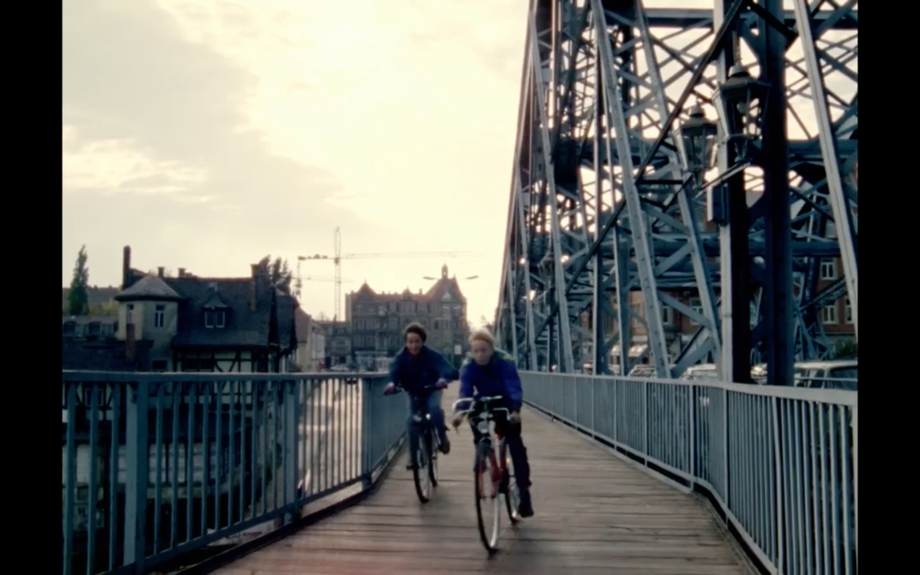 Auf Rädern über die klappernden Holzplanken: Lukas und Felix Hänel im Film