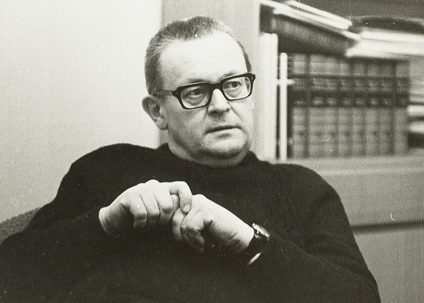 Porträt Fritz Geißler (1921-1984; Komponist) in seinem Arbeitszimmer. Aufnahme Leipzig, 1972. Fotografie von Evelyn Richter