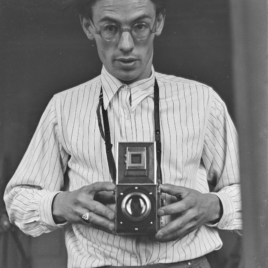 Karl Theodor Gremmler: Selbstporträt im Spiegel mit Kamera, 1938–1941, © SLUB/Deutsche Fotothek/Karl Theodor Gremmler
