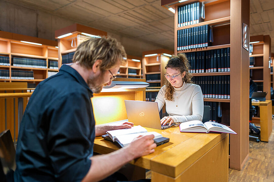 Zwei Lernende im Freihandbereich der SLUB Zentralbibliothek