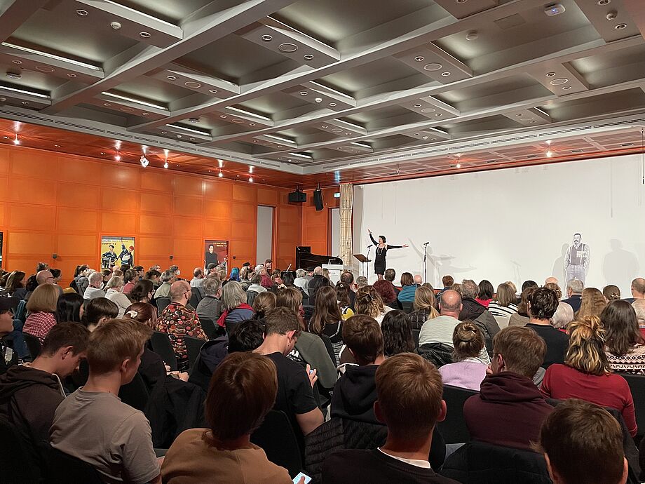 Publikum und Sängerin bei einem Poetry Slam im Klemperer-Saal der SLUB