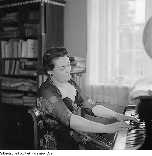 Elfride Trötschel am Klavier 1953 (c) SLUB, Deutsche Fotothek, Hildegard Jäckel